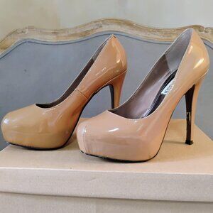 Steve Madden "Russhhh" nude patent leather platform pump, size 6